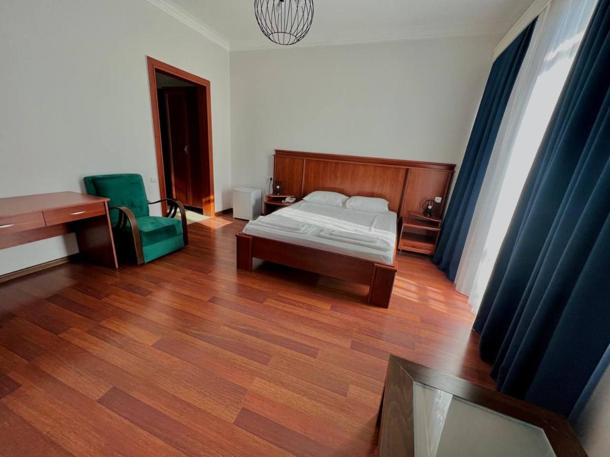 Aristocrat Hotel Tbilisi Exterior photo